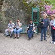 Attente devant l' entrée du Chateau